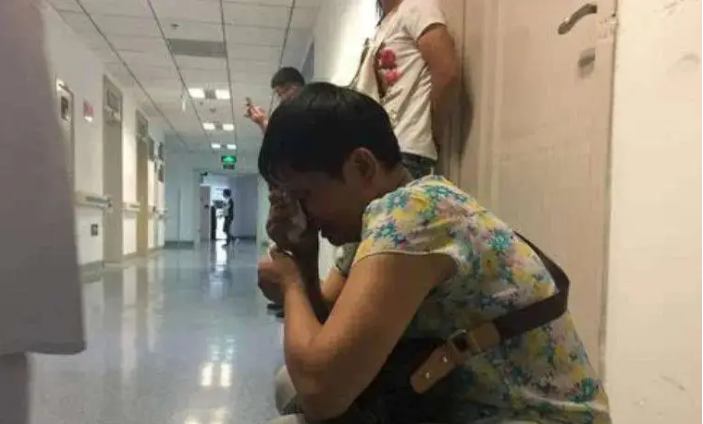 Sản phụ kh&oacute; sinh, mẹ con nguy kịch: Mẹ chồng lao v&agrave;o ph&ograve;ng sinh g&acirc;y n&aacute;o loạn, nhưng cả bệnh viện bất ngờ trước h&agrave;nh động của người chồng - Ảnh 1.