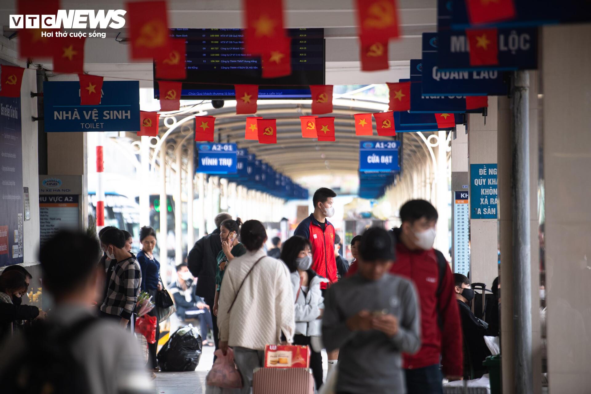 Nhiều người ra bến xe từ sớm chờ về quê đón Tết 2026 - Ảnh 11.