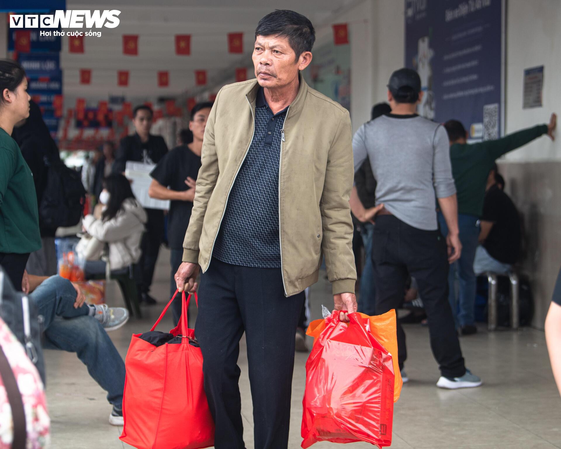 Nhiều người ra bến xe từ sớm chờ về quê đón Tết 2026 - Ảnh 13.