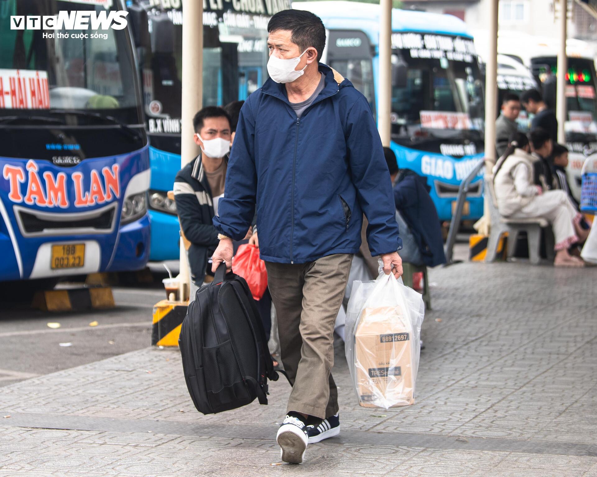 Nhiều người ra bến xe từ sớm chờ về quê đón Tết 2026 - Ảnh 12.