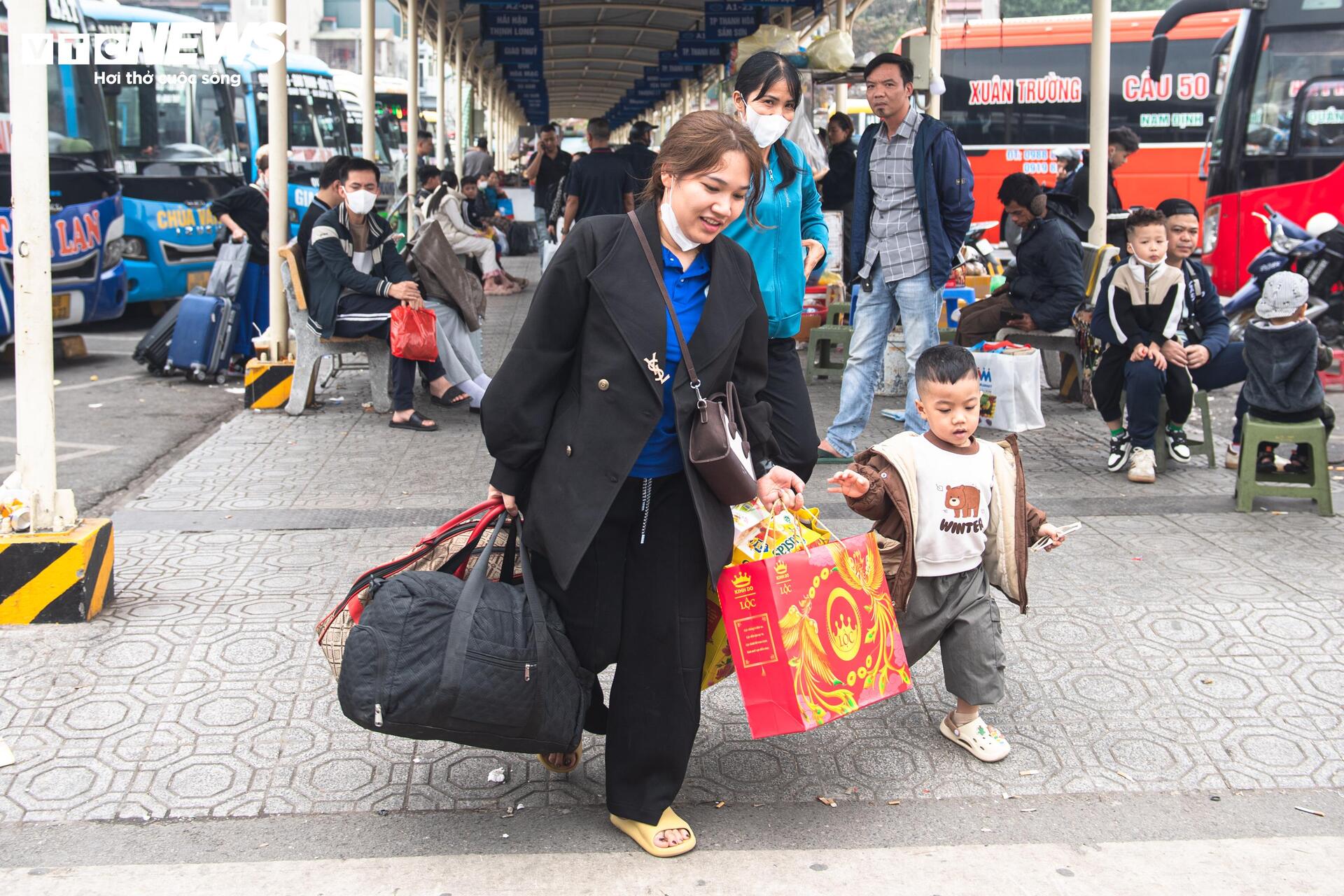 Nhiều người ra bến xe từ sớm chờ về quê đón Tết 2026 - Ảnh 1.