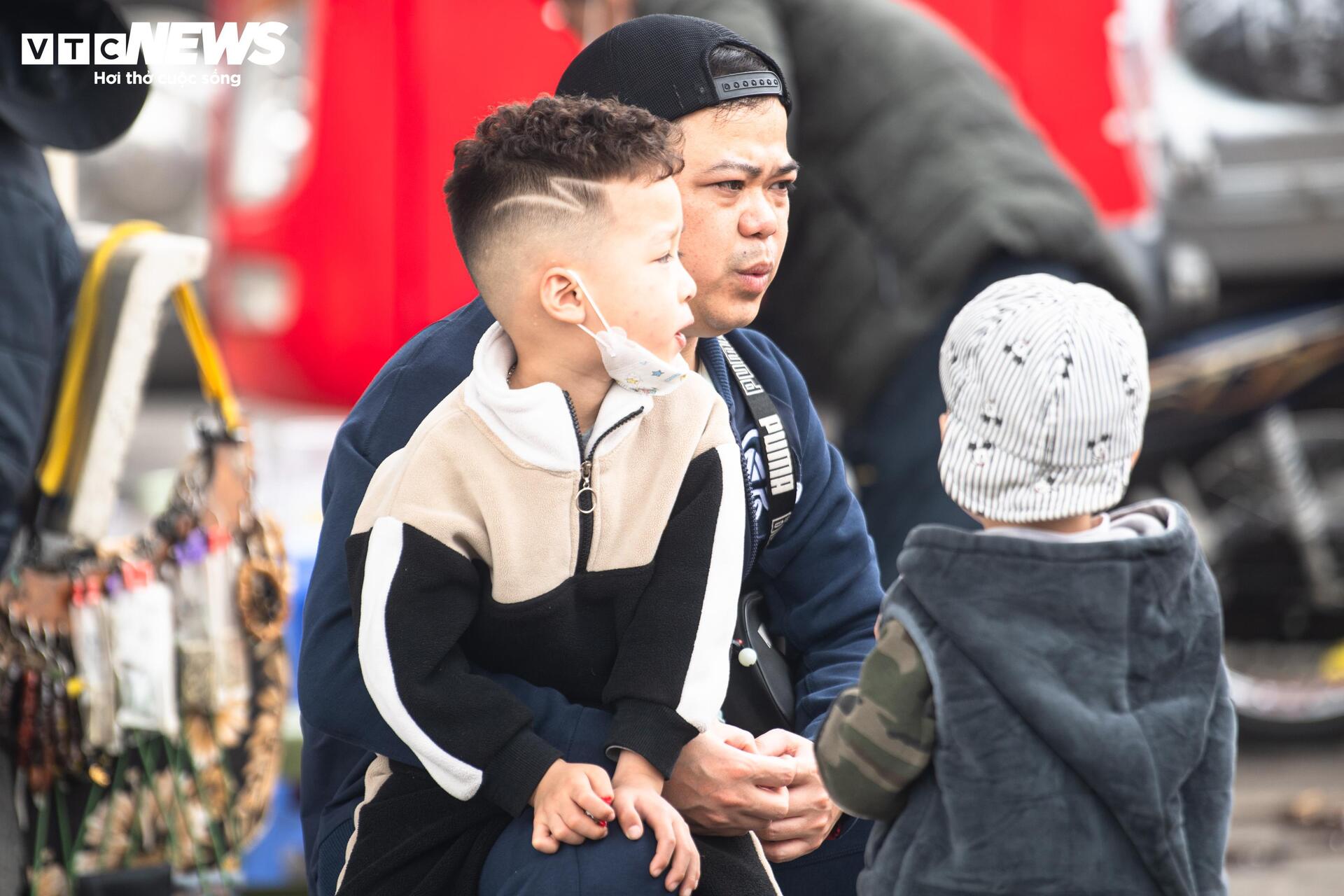 Nhiều người ra bến xe từ sớm chờ về quê đón Tết 2026 - Ảnh 14.