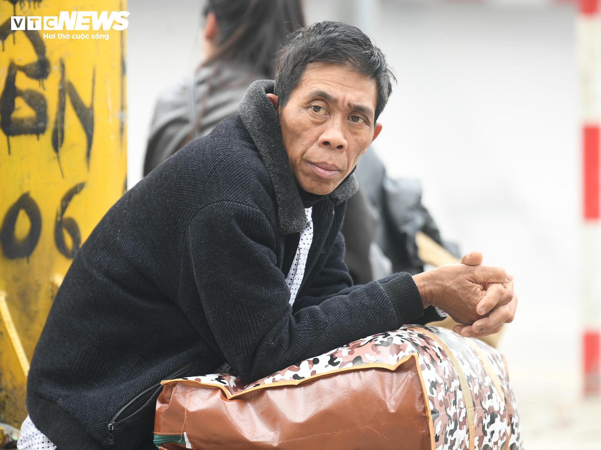 Nhiều người ra bến xe từ sớm chờ về quê đón Tết 2026 - Ảnh 5.