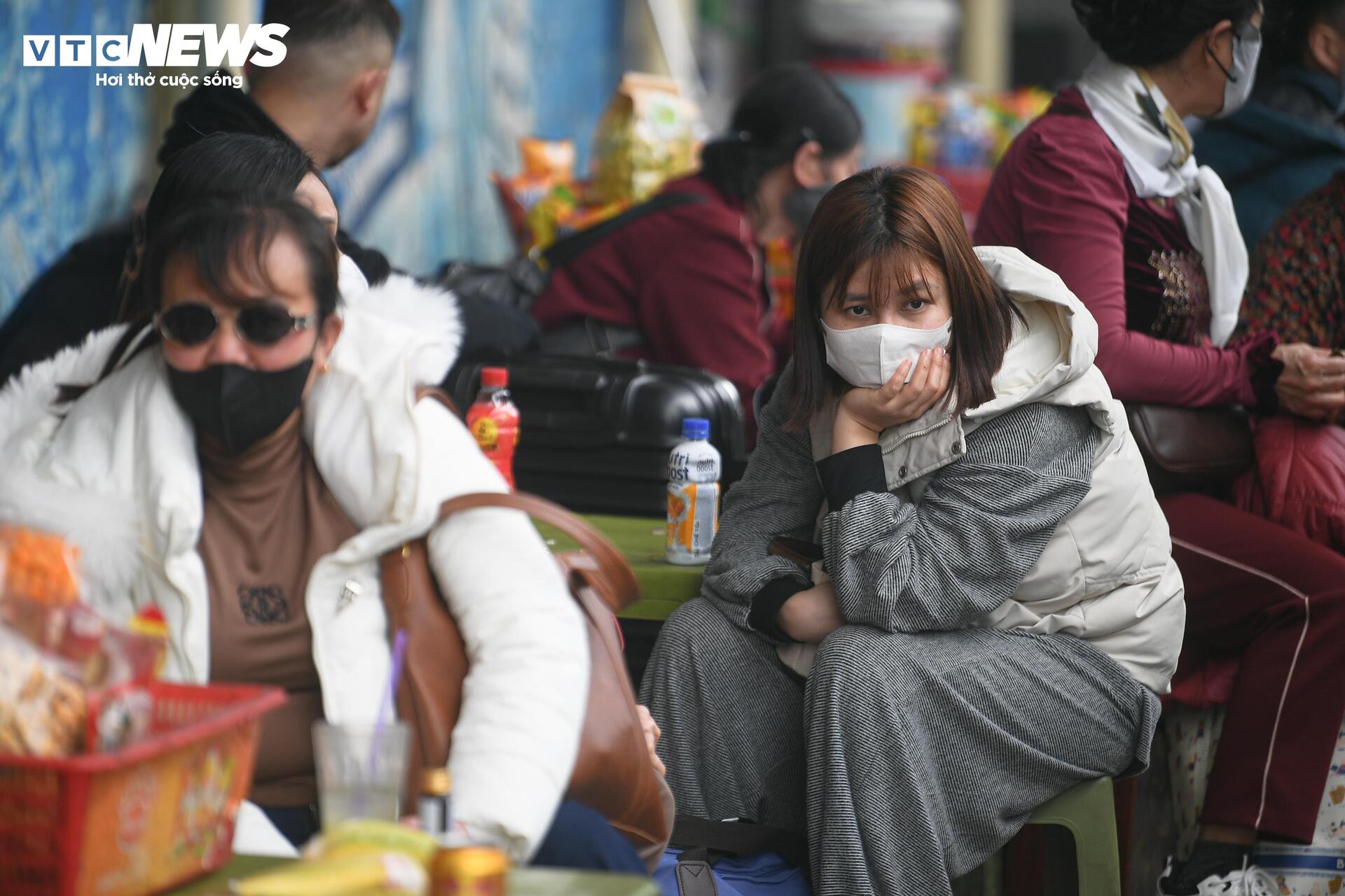 Nhiều người ra bến xe từ sớm chờ về quê đón Tết 2026 - Ảnh 10.