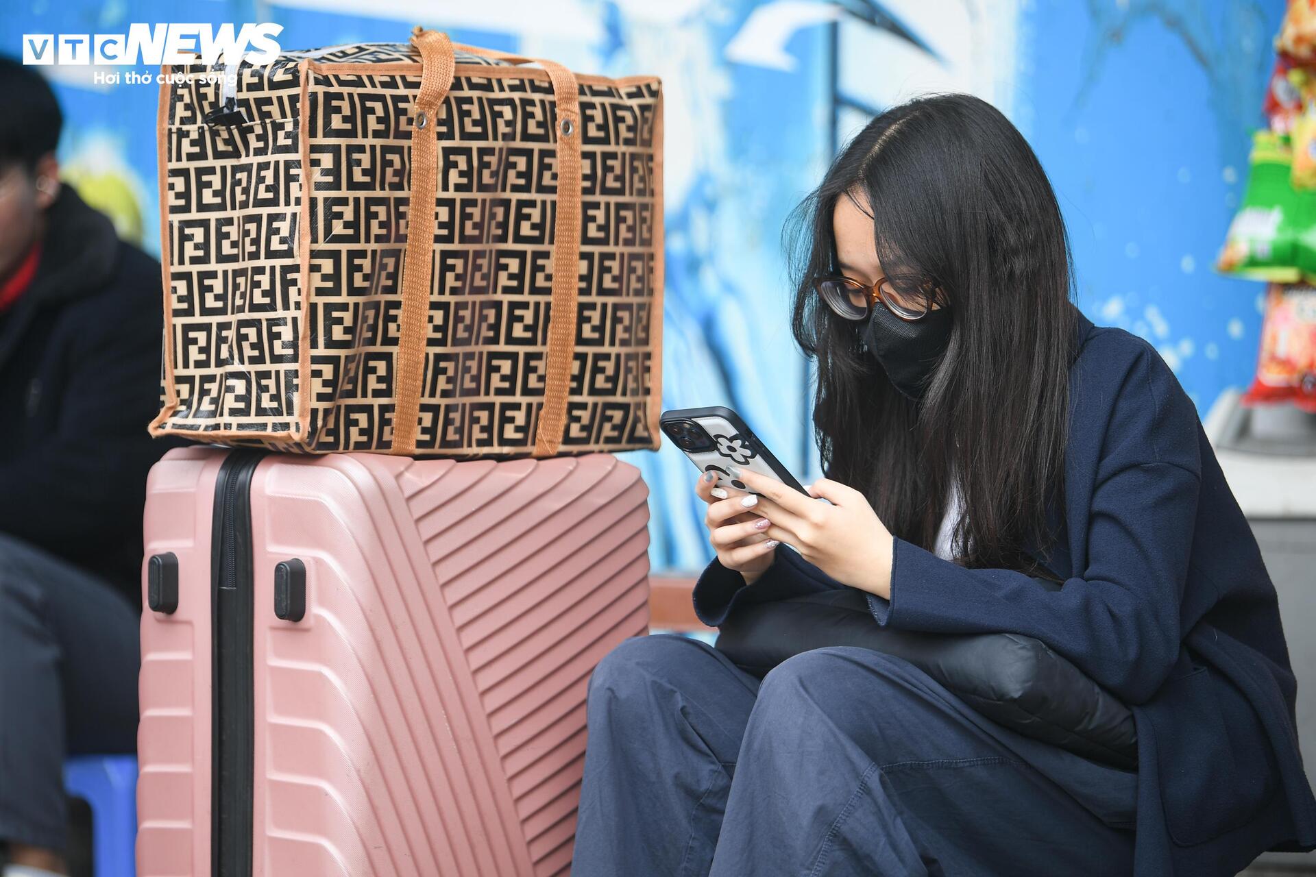 Nhiều người ra bến xe từ sớm chờ về quê đón Tết 2026 - Ảnh 4.