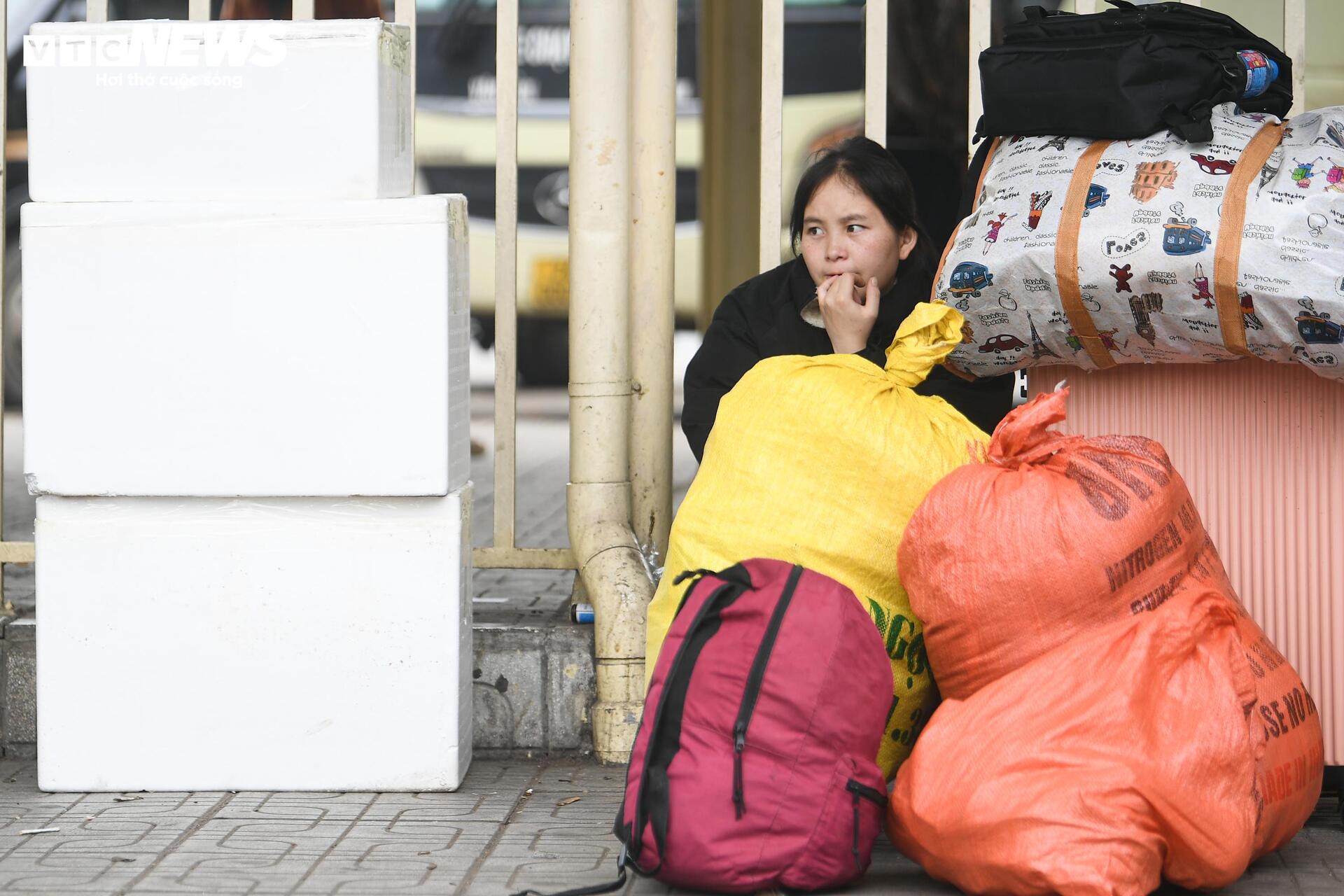 Nhiều người ra bến xe từ sớm chờ về quê đón Tết 2026 - Ảnh 3.