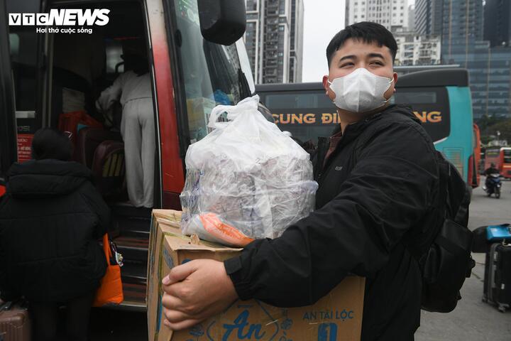 Nhiều người ra bến xe từ sớm chờ về quê đón Tết 2026 - Ảnh 9.