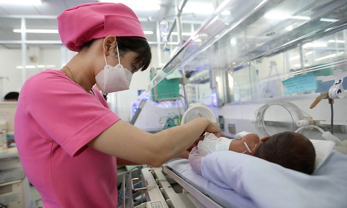 Yêu cầu chính sách hỗ trợ phụ nữ sinh đủ 2 con trước 35 tuổi đến năm 2030 - Ảnh 1.