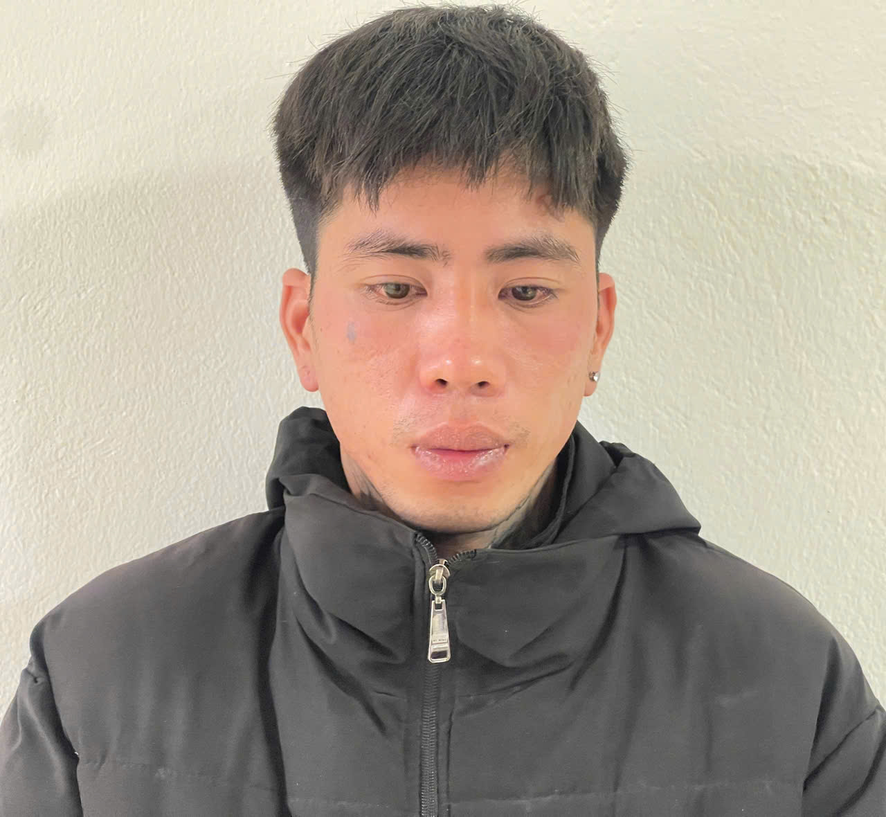 Bắt khẩn cấp thanh ni&ecirc;n vờ hỏi đường rồi cướp điện thoại iPhone - Ảnh 1.