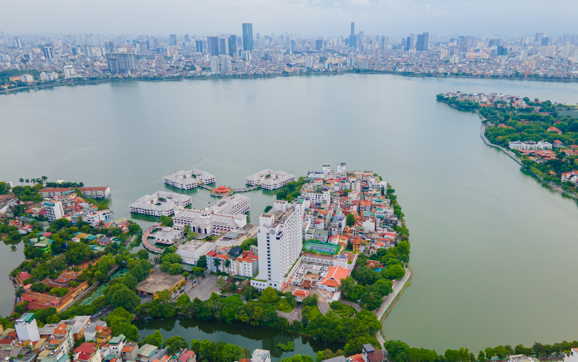 To&agrave;n cảnh dự &aacute;n 30.000 tỷ gi&uacute;p hồ T&acirc;y &ldquo;lột x&aacute;c&rdquo;: Giữ nguy&ecirc;n mặt nước, th&ecirc;m vườn hoa, quảng trường nổi v&agrave; b&atilde;i xe ngầm- Ảnh 1.