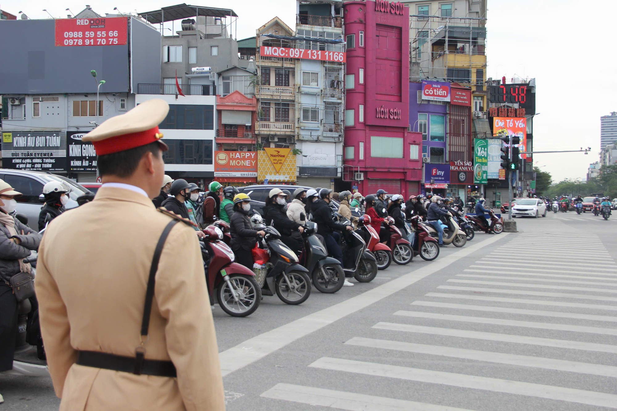 View - Điều kỳ diệu từ 1.900 CSGT AI không ngủ ở Thủ đô và hình ảnh đẹp trước vạch đèn đỏ