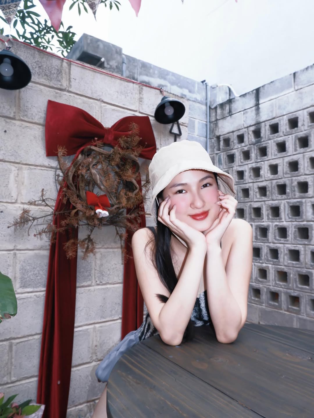 VIDEO Nàng Mơ, Mạnh Kiên - Yuna Vũ và Fansie Family "bóc quà" Valentine, nói chuyện mua vàng và cả lì xì Tết- Ảnh 1.