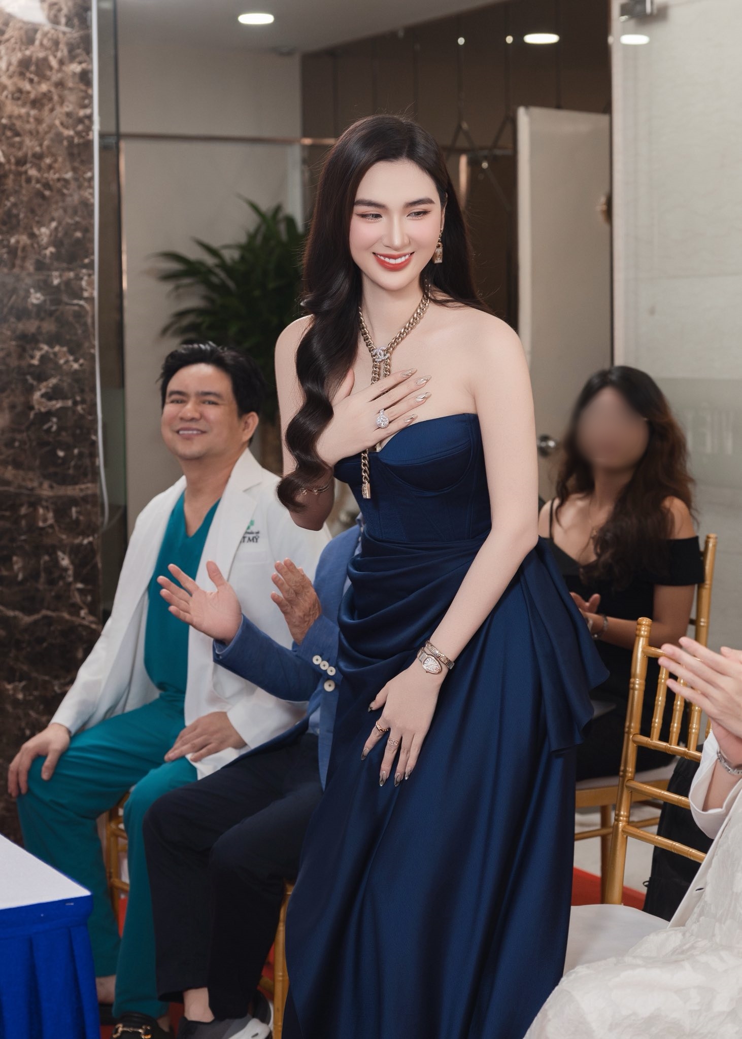 Ngọc Loan c&ocirc;ng khai ảnh b&ecirc;n b&aacute;c sĩ Chi&ecirc;m Quốc Th&aacute;i - Ảnh 3.