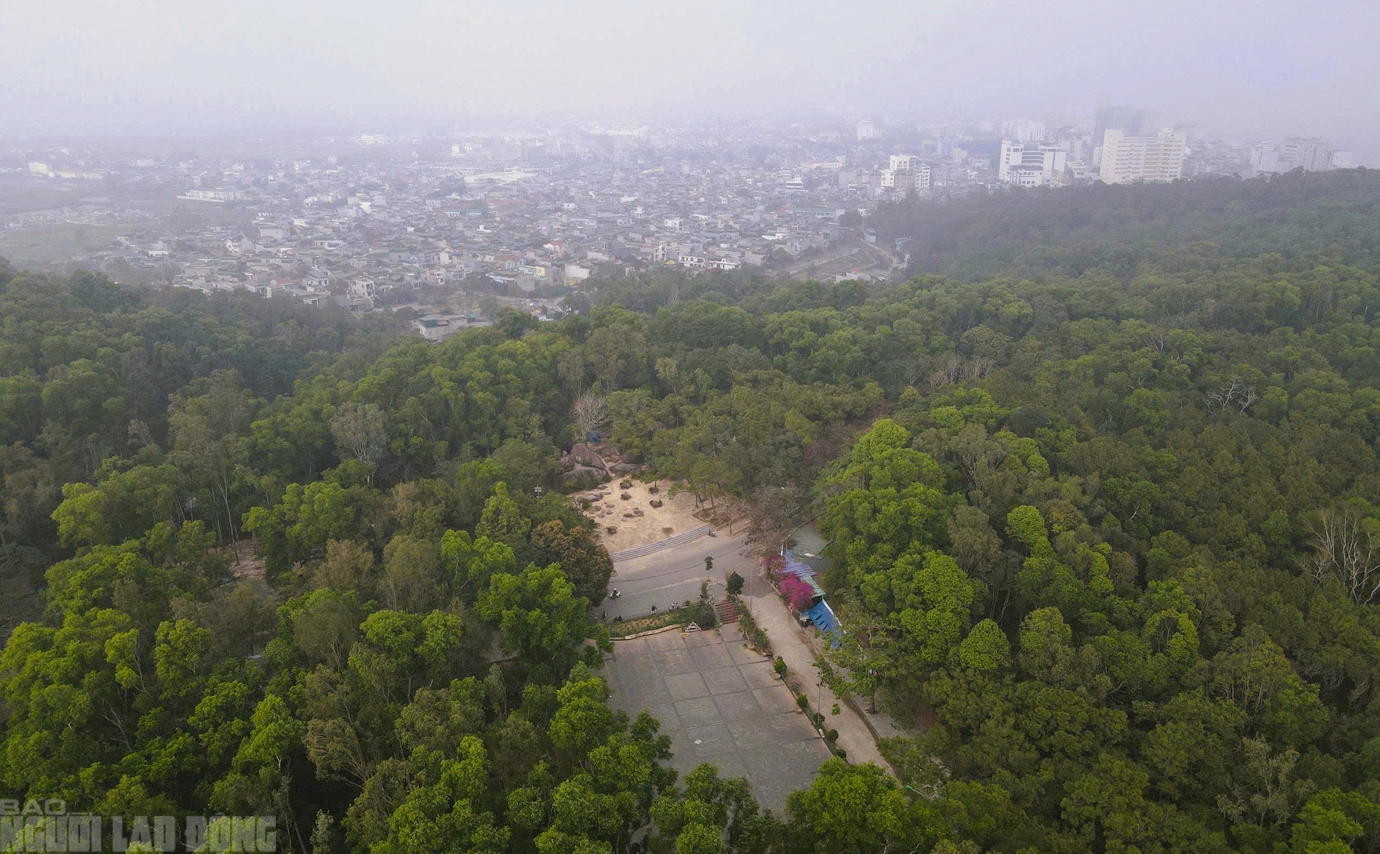 Hai tảng đá "khổng lồ" trên đỉnh núi ở Thanh Hóa - biểu tượng cho mối tình thủy chung - Ảnh 2.