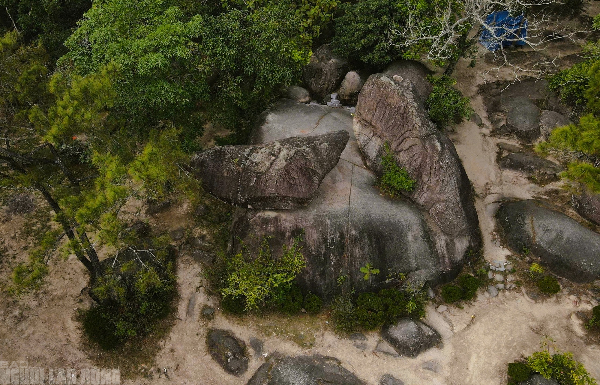 Hai tảng đá "khổng lồ" trên đỉnh núi ở Thanh Hóa - biểu tượng cho mối tình thủy chung - Ảnh 3.