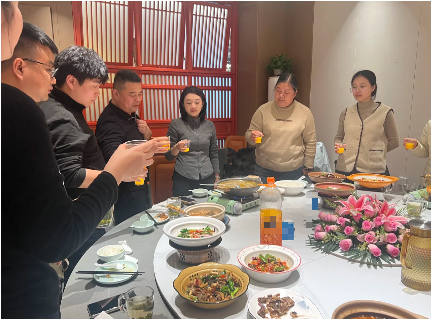 Shipper mời cả d&atilde;y trọ đi ăn tiệc buffet 1,3 triệu /người rồi xin nghỉ việc lu&ocirc;n: Chuyện xảy ra trước Tết g&acirc;y x&ocirc;n xao - Ảnh 1.