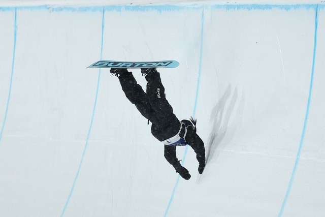 Drama Olympic: Th&oacute;t tim khoảnh khắc nữ thần 17 tuổi nằm bất động sau c&uacute; ng&atilde; cực mạnh l&uacute;c thi đấu - Ảnh 3.