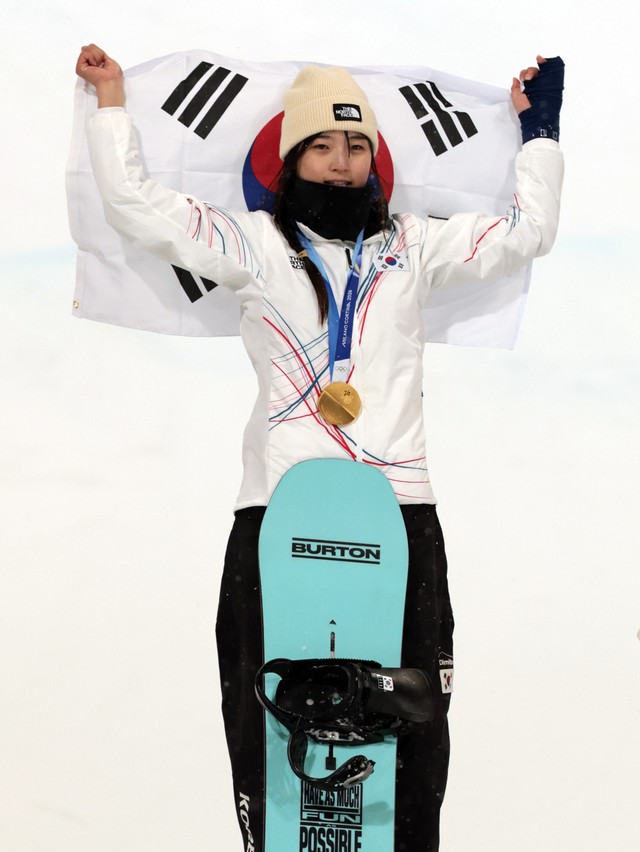 Drama Olympic: Th&oacute;t tim khoảnh khắc nữ thần 17 tuổi nằm bất động sau c&uacute; ng&atilde; cực mạnh l&uacute;c thi đấu - Ảnh 2.