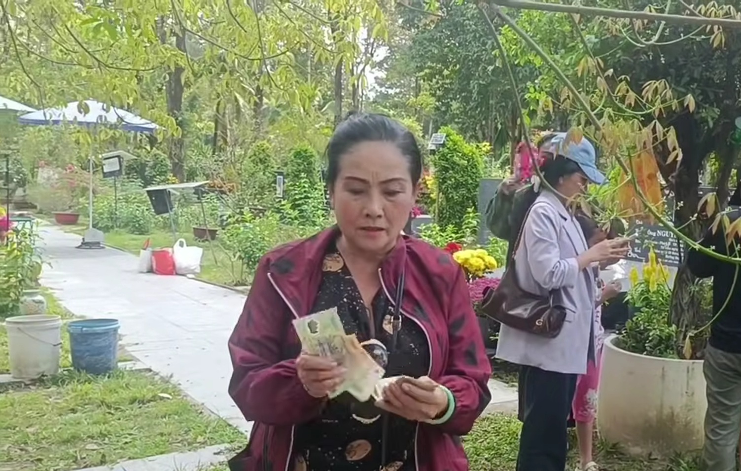 Em gái cố NSƯT Vũ Linh có hành động tại mộ anh trai - Ảnh 2.