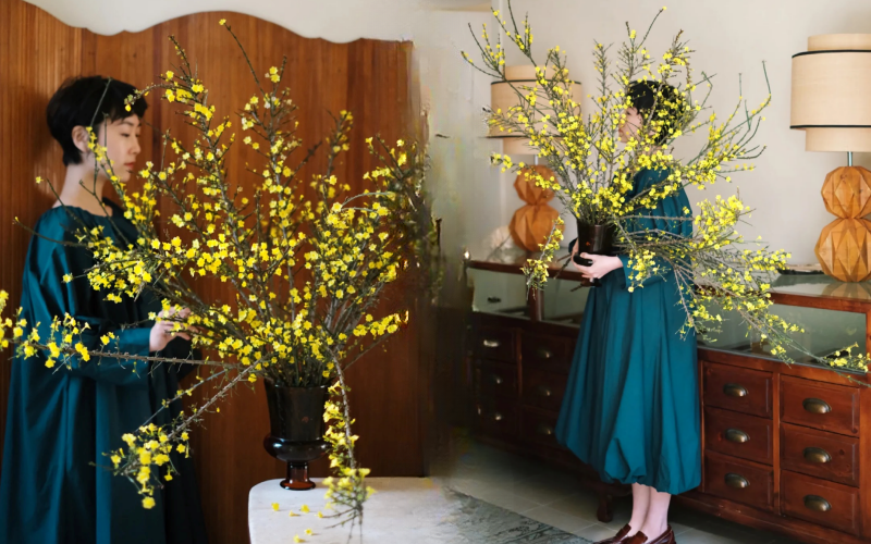 M&ugrave;a xu&acirc;n nằm trọn trong một b&igrave;nh Ngh&ecirc;nh Xu&acirc;n: Sắc v&agrave;ng rực rỡ, c&agrave;nh rủ mềm mại như suối t&oacute;c, chưng Tết vừa sang vừa h&uacute;t lộc- Ảnh 1.