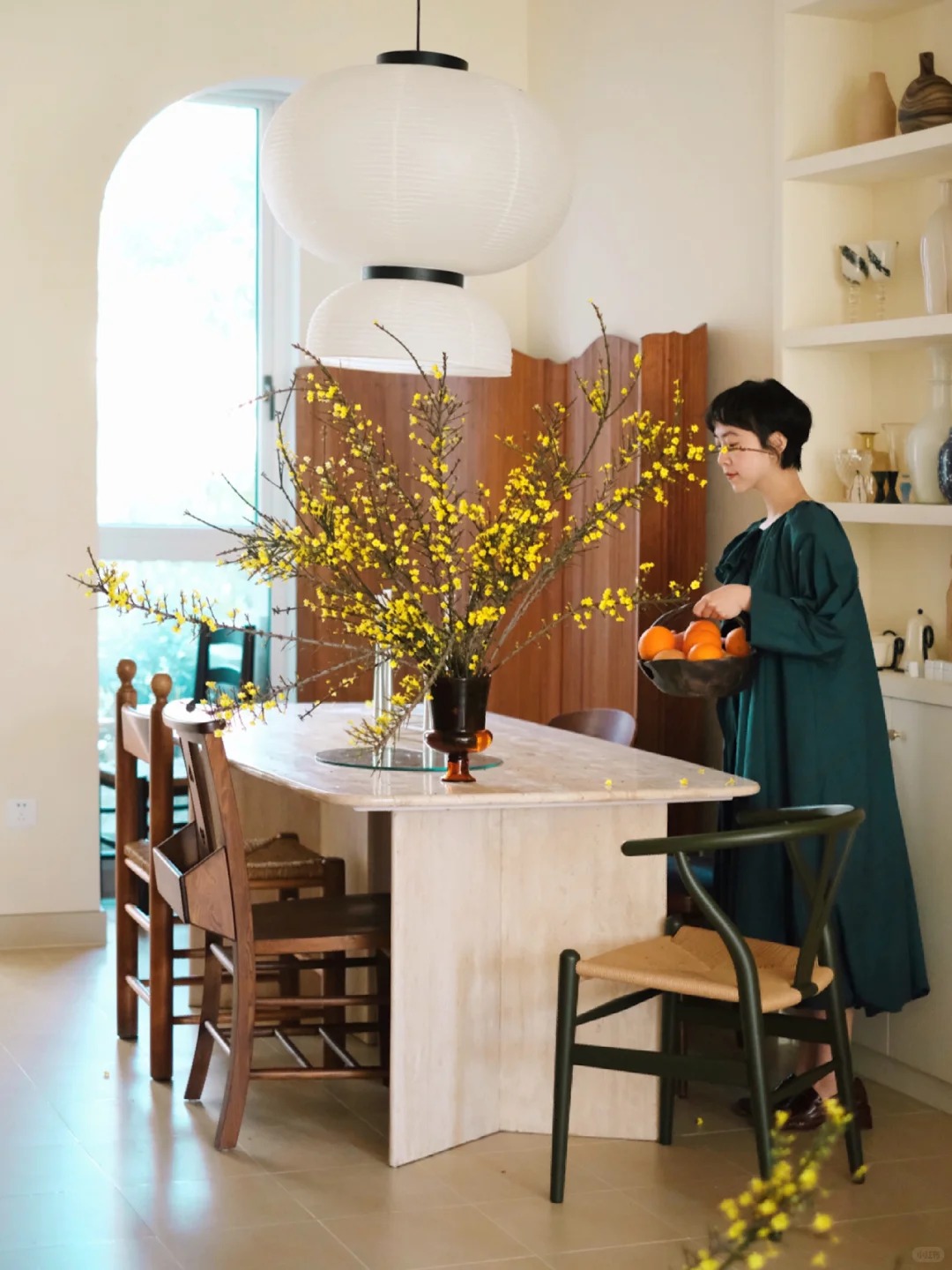 M&ugrave;a xu&acirc;n nằm trọn trong một b&igrave;nh Ngh&ecirc;nh Xu&acirc;n: Sắc v&agrave;ng rực rỡ, c&agrave;nh rủ mềm mại như suối t&oacute;c, chưng Tết vừa sang vừa h&uacute;t lộc- Ảnh 6.