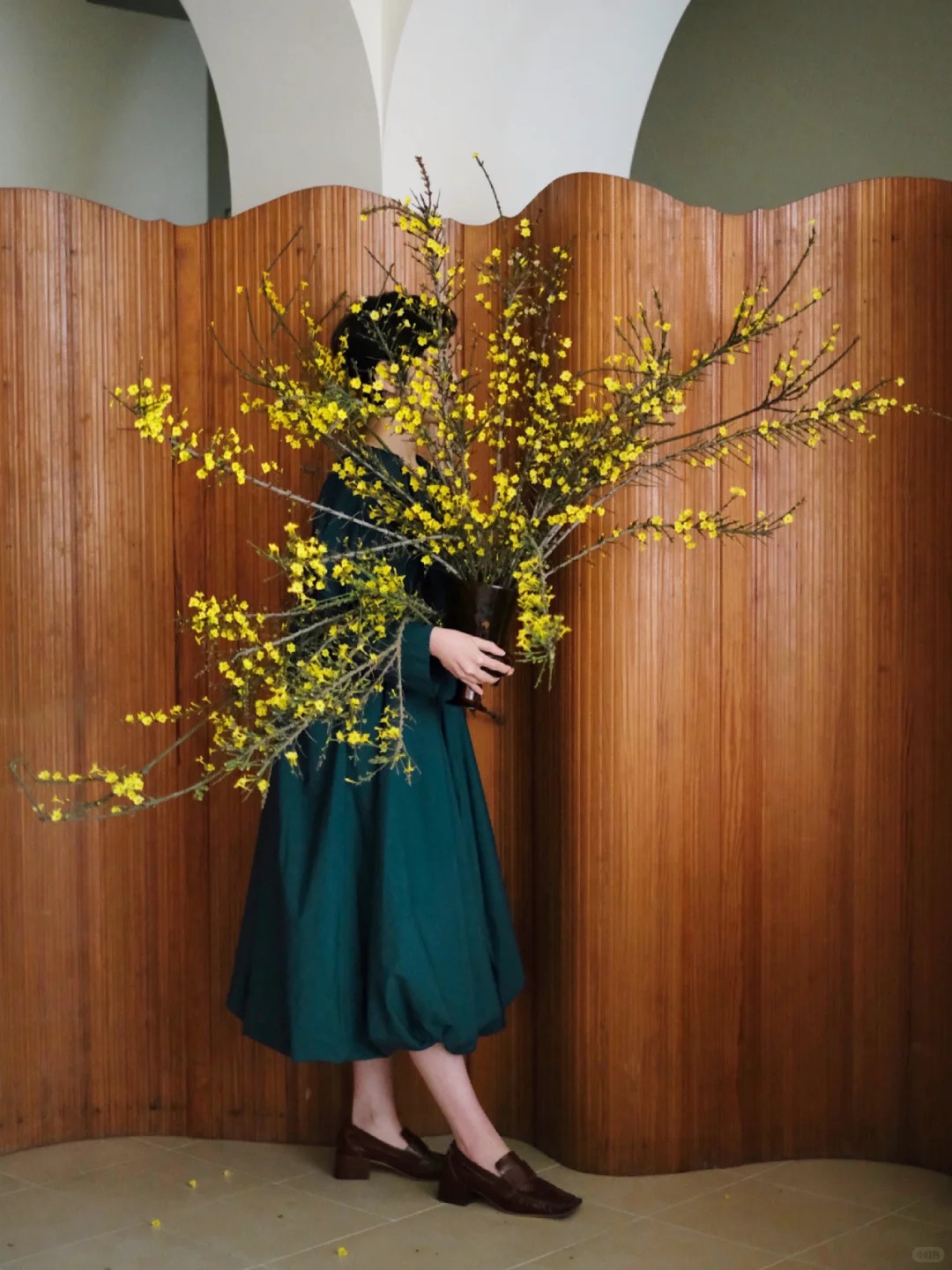 M&ugrave;a xu&acirc;n nằm trọn trong một b&igrave;nh Ngh&ecirc;nh Xu&acirc;n: Sắc v&agrave;ng rực rỡ, c&agrave;nh rủ mềm mại như suối t&oacute;c, chưng Tết vừa sang vừa h&uacute;t lộc- Ảnh 7.