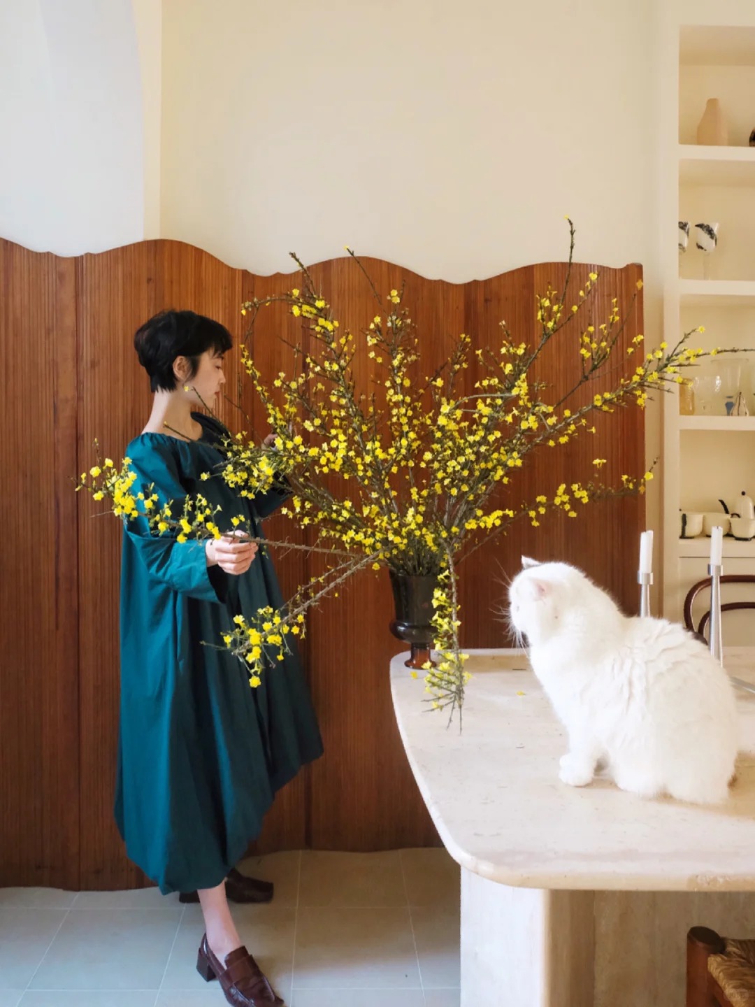 M&ugrave;a xu&acirc;n nằm trọn trong một b&igrave;nh Ngh&ecirc;nh Xu&acirc;n: Sắc v&agrave;ng rực rỡ, c&agrave;nh rủ mềm mại như suối t&oacute;c, chưng Tết vừa sang vừa h&uacute;t lộc- Ảnh 2.