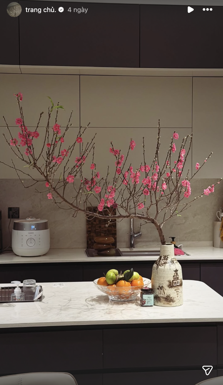 Còn ai đảm đang hơn Doãn Hải My, Văn Hậu tự hào khoe vợ cặm cụi bày mâm ngũ quả Tết trong căn biệt thự  - Ảnh 4.