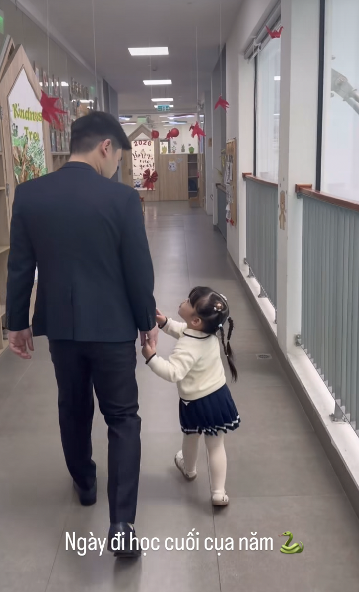 Dâu hào môn Đỗ Mỹ Linh miệt mài làm việc giáp Tết, ái nữ Chủ tịch Hà Nội FC làm "thư kí" cực yêu - Ảnh 2.