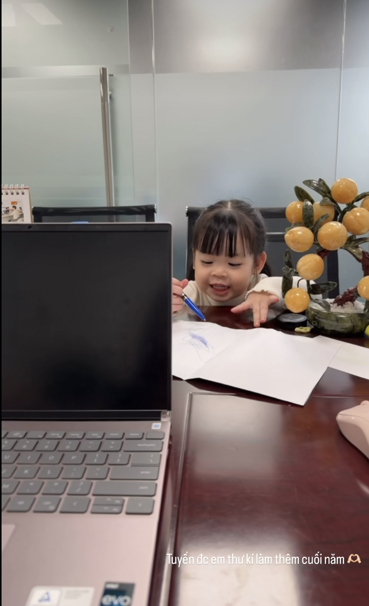 Dâu hào môn Đỗ Mỹ Linh miệt mài làm việc giáp Tết, ái nữ Chủ tịch Hà Nội FC làm "thư kí" cực yêu - Ảnh 1.