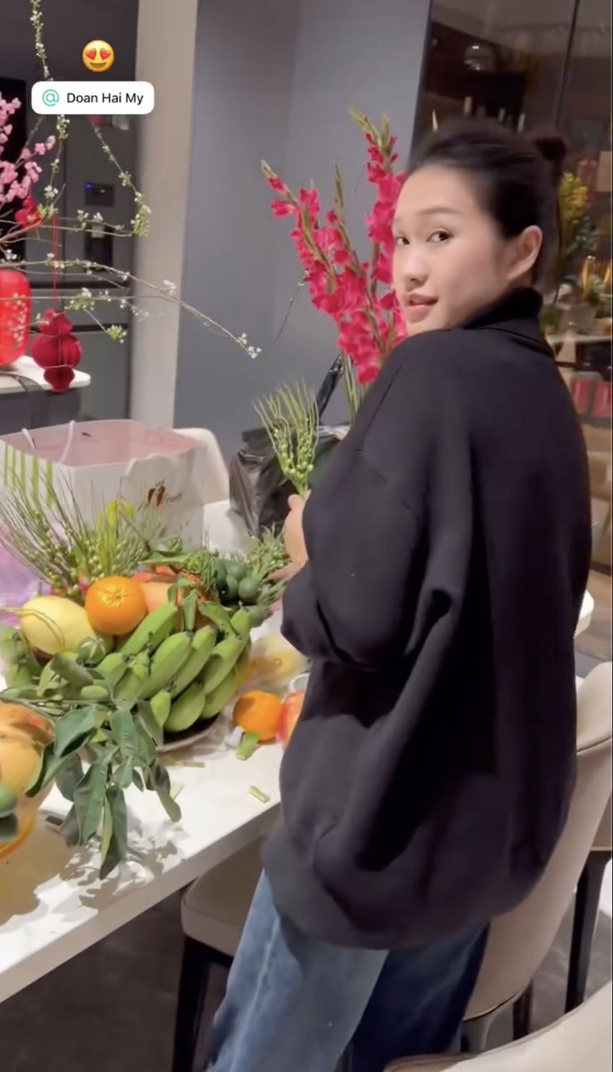Còn ai đảm đang hơn Doãn Hải My, Văn Hậu tự hào khoe vợ cặm cụi bày mâm ngũ quả Tết trong căn biệt thự  - Ảnh 1.