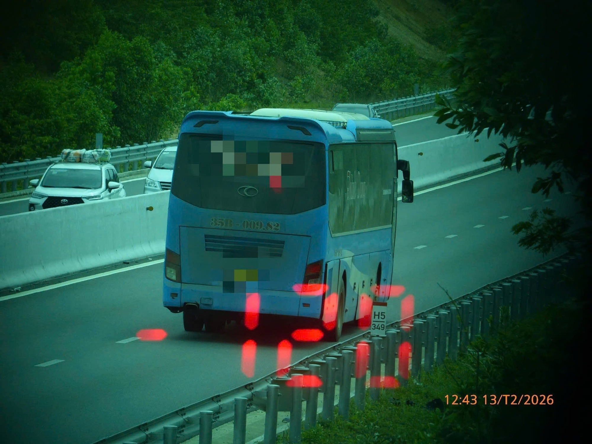 Gần 100 xe khách vi phạm tốc độ trên cao tốc TPHCM - Nha Trang bị phạt nguội - Ảnh 1.