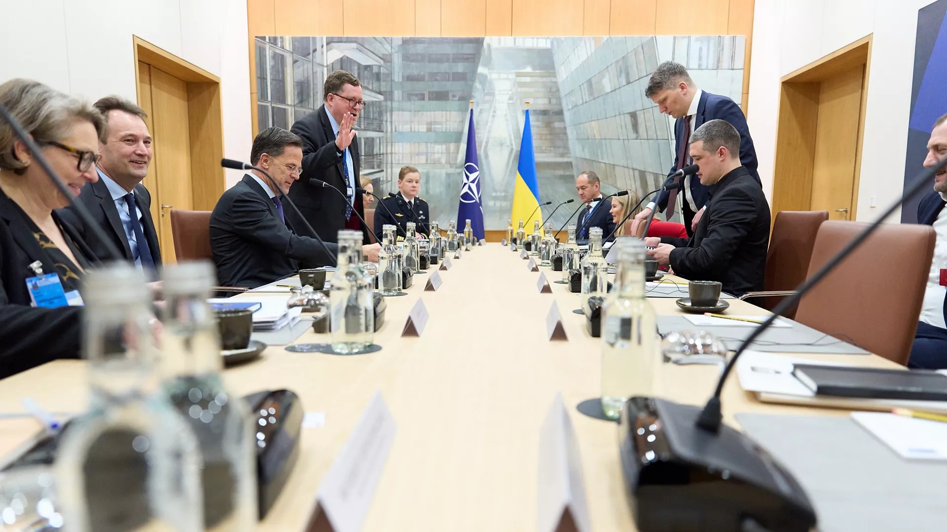 Ukraine nhận "mưa viện trợ", quyết nhắm kinh tế Nga - Ảnh 2.