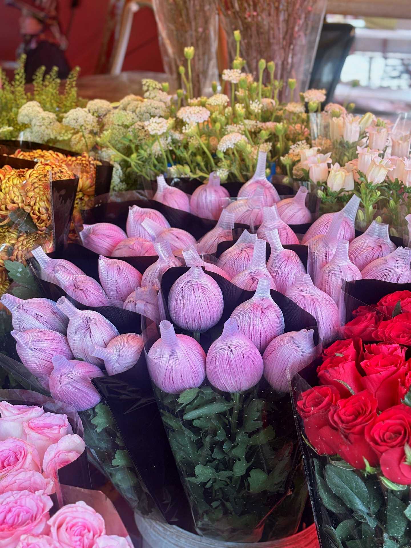 Cập nhật gi&aacute; cả hoa ng&agrave;y 28 Tết: Tuyết mai rẻ bất ngờ, c&uacute;c đẹp &ldquo;đỉnh cao&rdquo;, mộc lan trở th&agrave;nh hot trend - Ảnh 2.