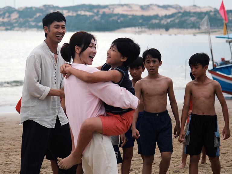 Bắt thóp cặp đôi Vbiz rải hint hẹn hò khắp nơi, ra mắt bố mẹ ngay giữa thảm đỏ thì chối đằng trời- Ảnh 7.