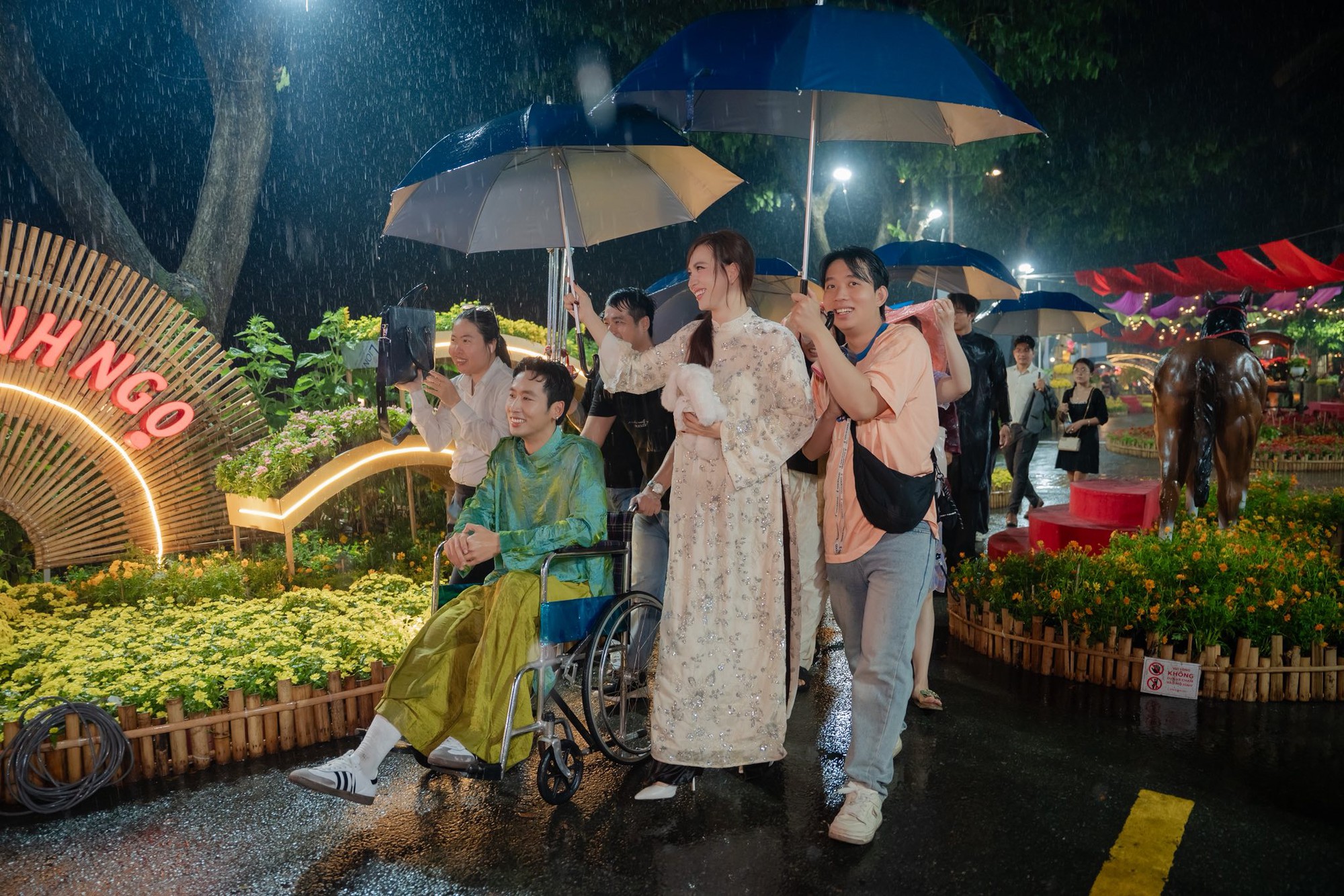 Bắt thóp cặp đôi Vbiz rải hint hẹn hò khắp nơi, ra mắt bố mẹ ngay giữa thảm đỏ thì chối đằng trời- Ảnh 3.