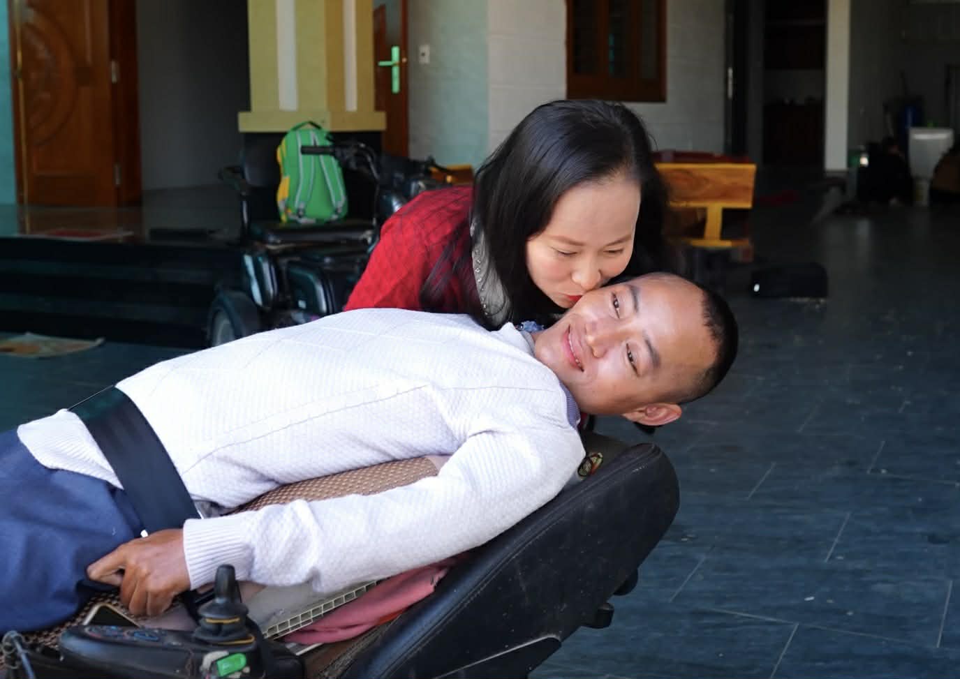 Người đàn ông liệt toàn thân vẫn nuôi cả gia đình ở Nghệ An, xây nhà khang trang, lo cho 2 con đi du học - Ảnh 3.