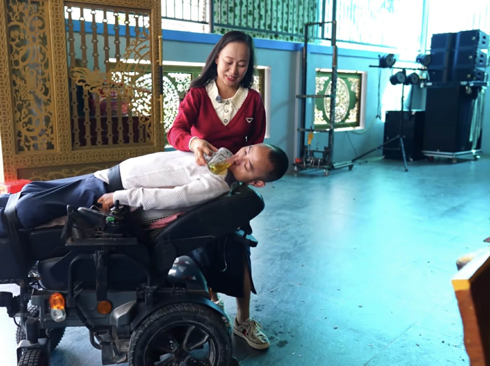 Người đàn ông liệt toàn thân vẫn nuôi cả gia đình ở Nghệ An, xây nhà khang trang, lo cho 2 con đi du học - Ảnh 4.