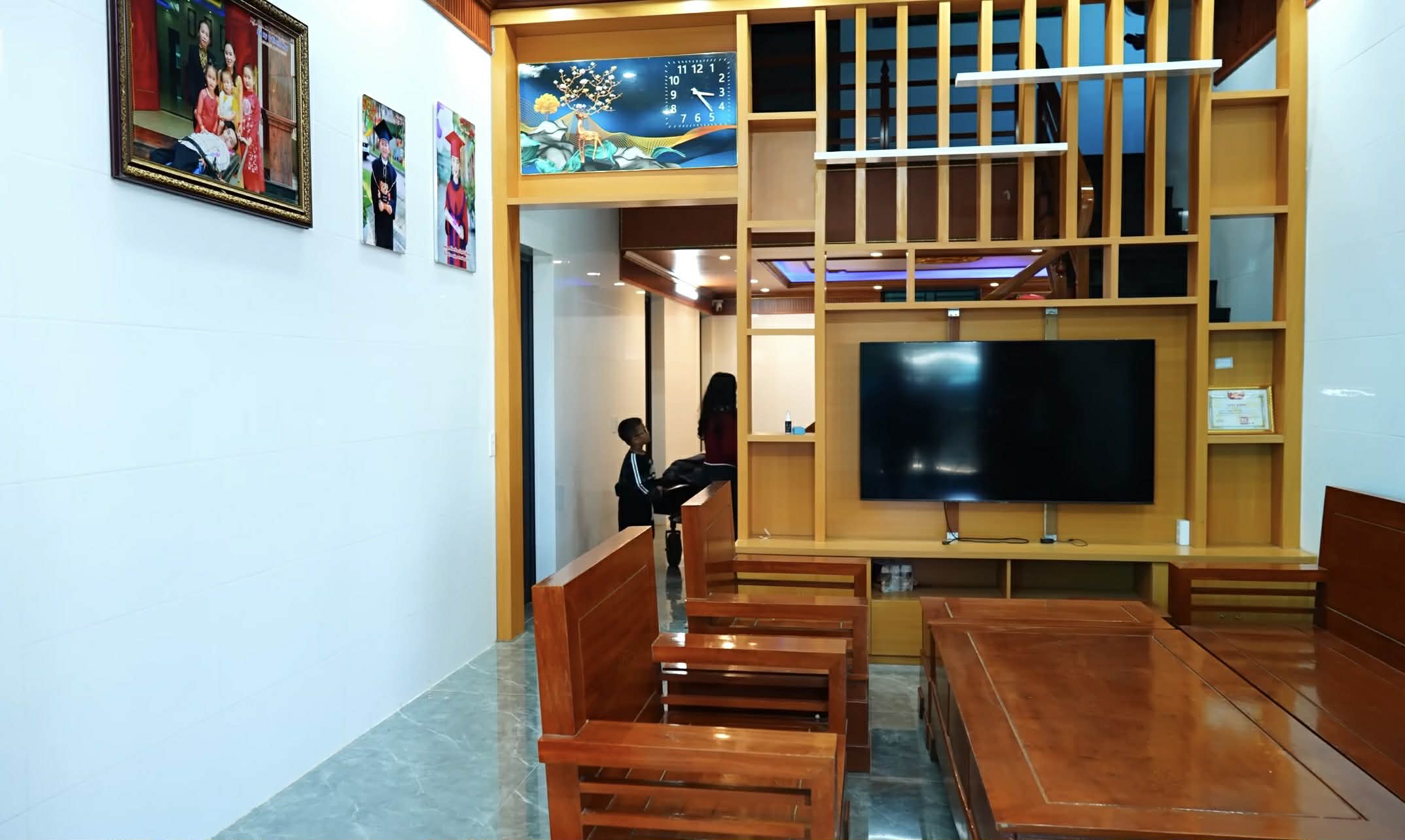 Người đàn ông liệt toàn thân vẫn nuôi cả gia đình ở Nghệ An, xây nhà khang trang, lo cho 2 con đi du học - Ảnh 5.