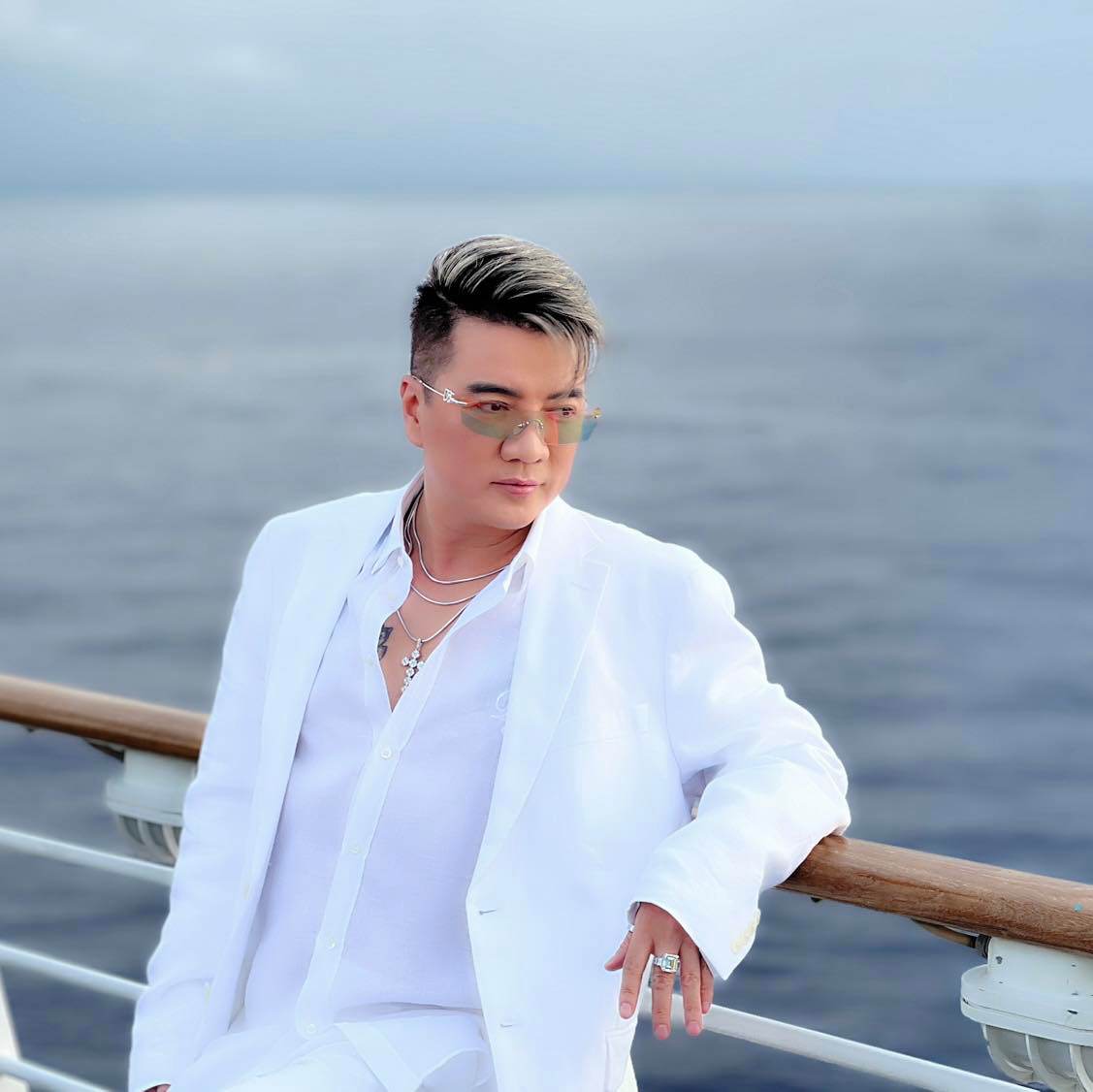 "Ông hoàng nhạc Việt" đình đám một thời và 9 tháng cấm diễn: Sinh nhật vợ cũ cũng không dám hát - Ảnh 2.