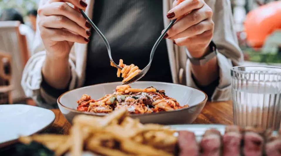 Ung thư đại trực tràng ở người trẻ tăng 45%, chuyên gia cảnh báo 7 nhóm thực phẩm nên hạn chế 19 an gay ung thu 1 1771165539493 1771165540269336193173