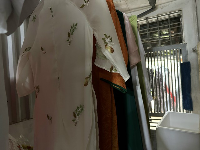 Thấy 3 bộ &aacute;o d&agrave;i t&ocirc;i mua để mặc Tết, em chồng xin ngay 1 bộ, t&ocirc;i kh&ocirc;ng đồng &yacute; th&igrave; chồng n&oacute;i c&acirc;u khiến t&ocirc;i ph&aacute;t rồ - Ảnh 1.