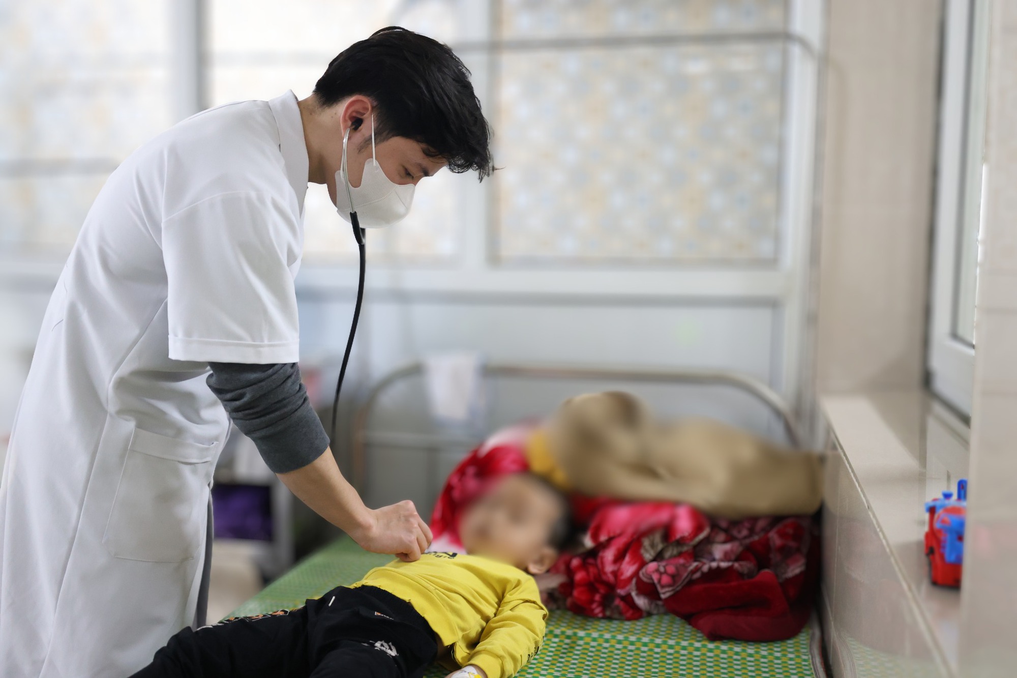 Ninh Bình: Bé 3 Tuổi Uống Nhầm Axit Trong Lúc Bố Mẹ Mải Mê Dọn Nhà Đón Tết, Bác Sĩ Thăm Khám Nhìn Thực Trạng Không Khỏi Xót Xa D 1771162685530 17711626863601274311547