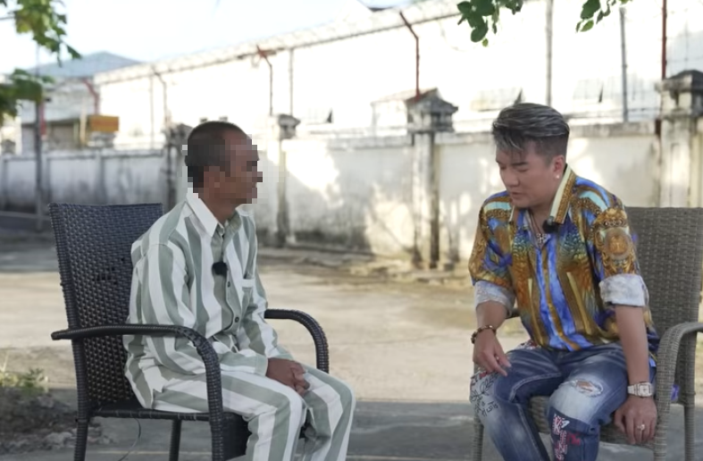 "&Ocirc;ng ho&agrave;ng nhạc Việt" đi h&aacute;t ở trại giam, gi&uacute;p một phạm nh&acirc;n cải tạo tốt gặp chị ruột sau 10 năm- Ảnh 1.