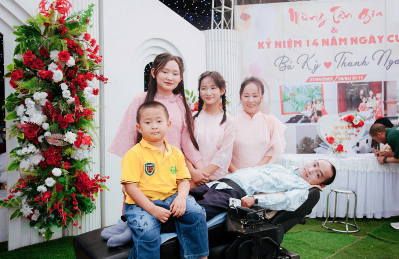 Người đàn ông liệt toàn thân vẫn nuôi cả gia đình ở Nghệ An, xây nhà khang trang, lo cho 2 con đi du học - Ảnh 6.