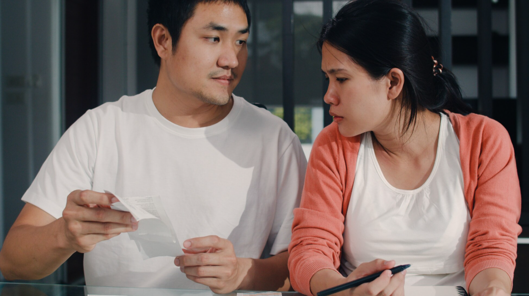 Chồng đưa cho danh sách cần sắm Tết dài dằng dặc, trong đó có một món mà vừa đọc được, vợ đã muốn ngất xỉu - Ảnh 1.