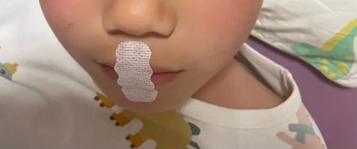 Bé trai 5 tuổi suýt thiếu oxy giữa đêm vì "bảo bối nuôi con" này: Tuyệt đối đừng dùng bừa bãi! - Ảnh 1.