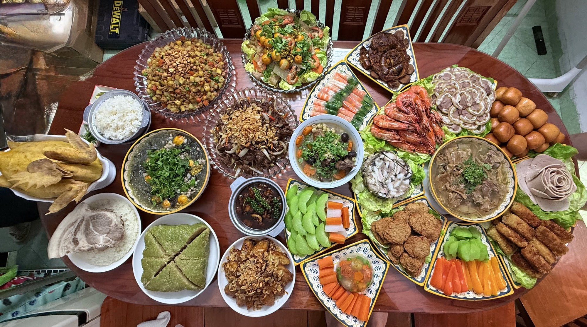 Mâm cơm tất niên "khét" nhất MXH hôm nay: 22 món, có cả món sắp thất truyền - Ảnh 1.