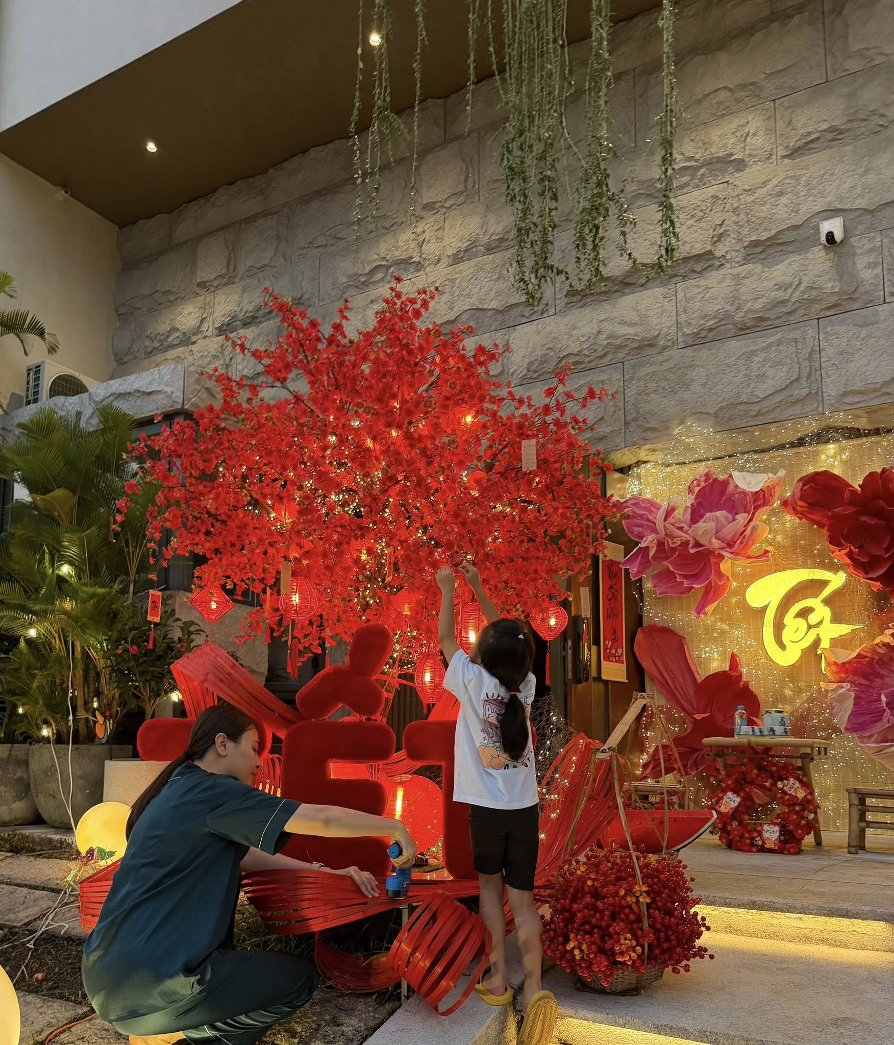 Vợ chồng Cường Đô La ăn Tết siêu hoành tráng- Ảnh 4.