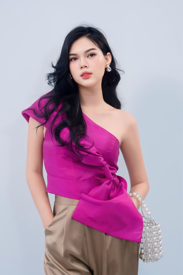 Diễn viên Ngọc Trinh nghẹn lòng đưa tiễn bố về nơi an nghỉ cuối cùng- Ảnh 4.